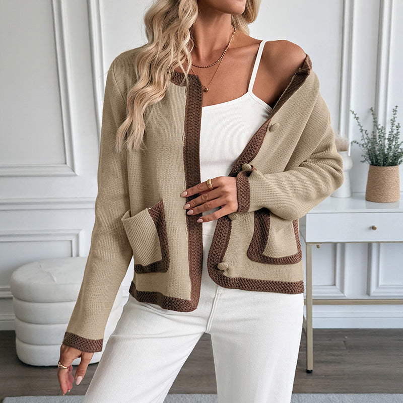 Strickjacke in Kontrastfarbe