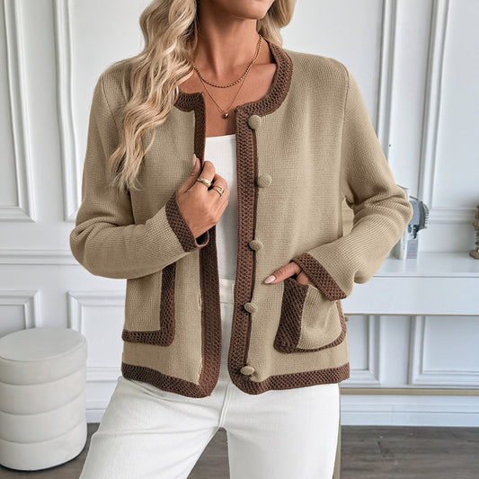 Strickjacke in Kontrastfarbe