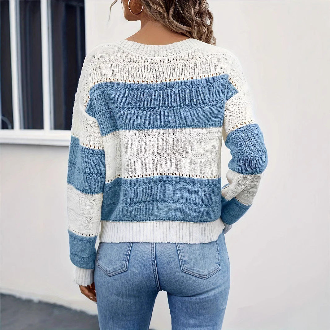 Gestrickter weiß-blauer Pullover