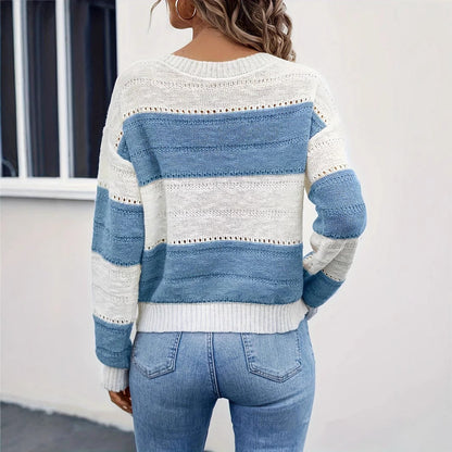Gestrickter weiß-blauer Pullover